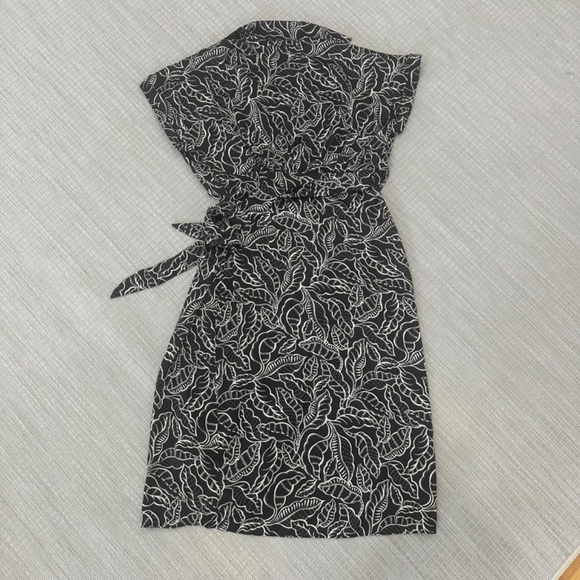 (SOLD) Mango black leaf pattern collared wrap midi dress, US size 10 - Picture 6 of 11